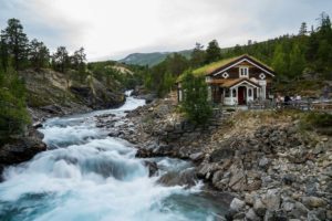 billingen om sommeren der en ser materialer fra skjåk trelast som ble brukt til restaureringen