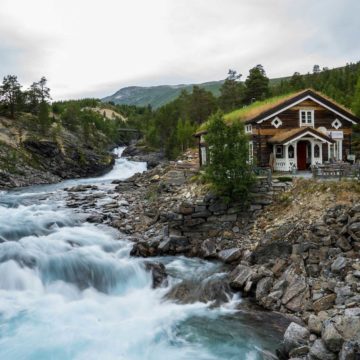 billingen om sommeren der en ser materialer fra skjåk trelast som ble brukt til restaureringen