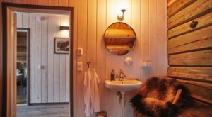 bad med veggpanel i furu