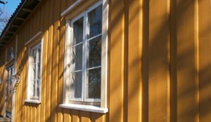 gammel fasade med spesiell kledning