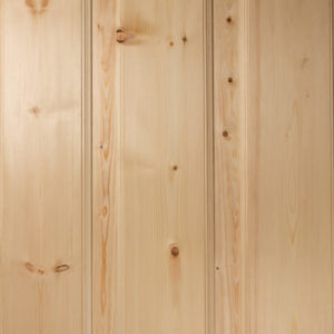 Nærbilde av vegg med furupanel med profil - også kalt Skjåkpanel