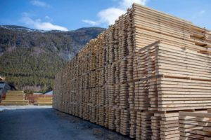 Høy og lang stabel med plank av furu