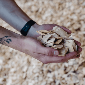 To hender som holder industriflis til fyring