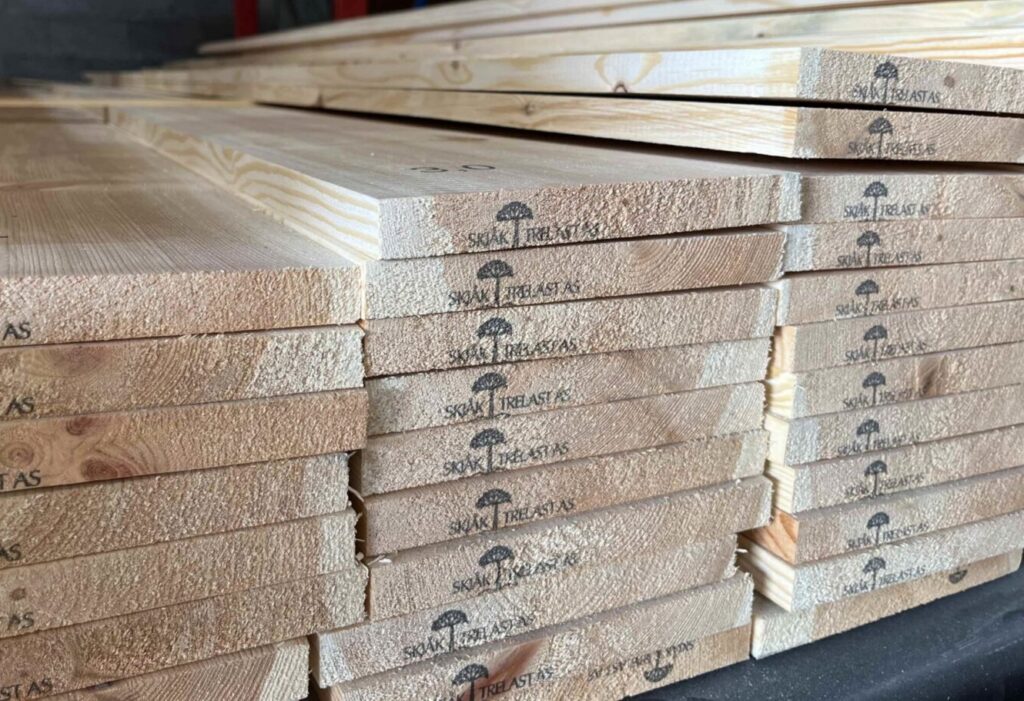 Nærbilde av rektangulær kledning fra Skjåk Trelast