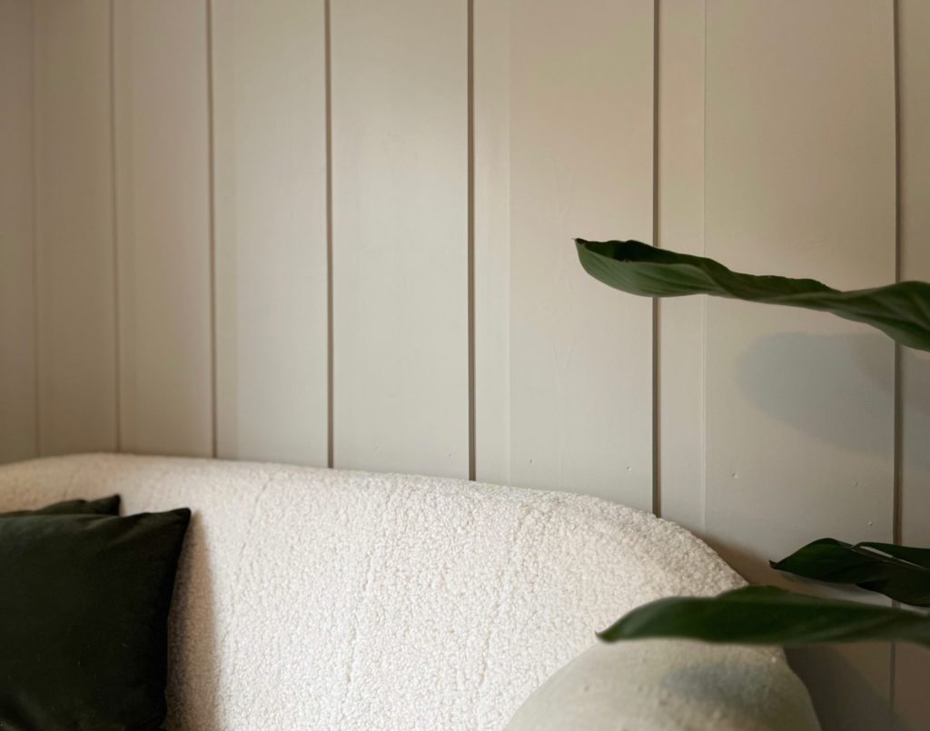 Vegg der det er brukt Skjåkpanel med skråkant