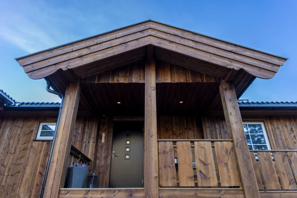 Tømmerhus med vindskier i malmfuru