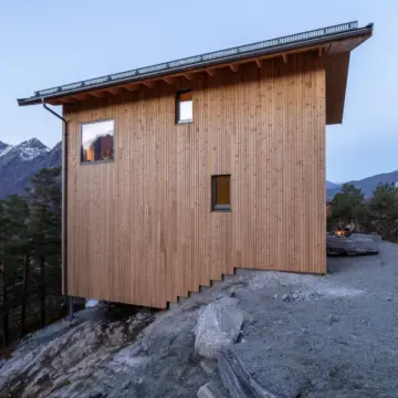 Bolig med ubehandlet Dobbelfals Rett kledning i malmfuru