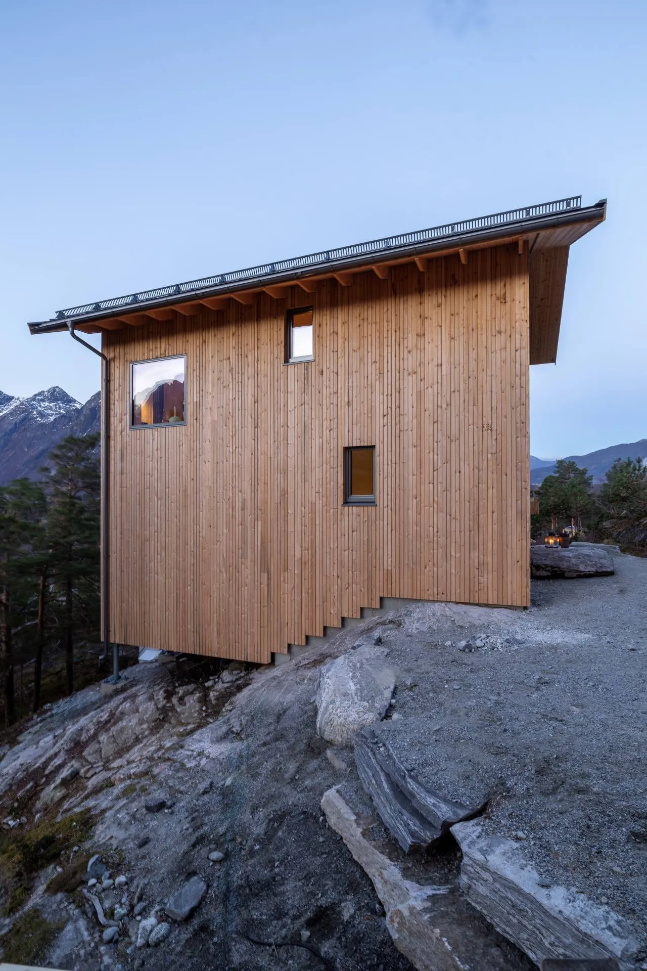 Bolig med ubehandlet Dobbelfals Rett kledning i malmfuru