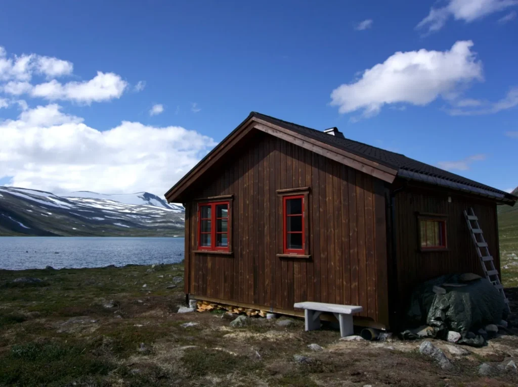 Hytte med beiset Fjukenkledning fra Skjåk Trelast