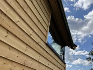 Enkelfals kledning i malmfuru fra Skjåk Trelast