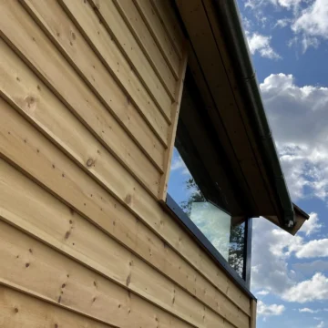 Enkelfals kledning i malmfuru fra Skjåk Trelast