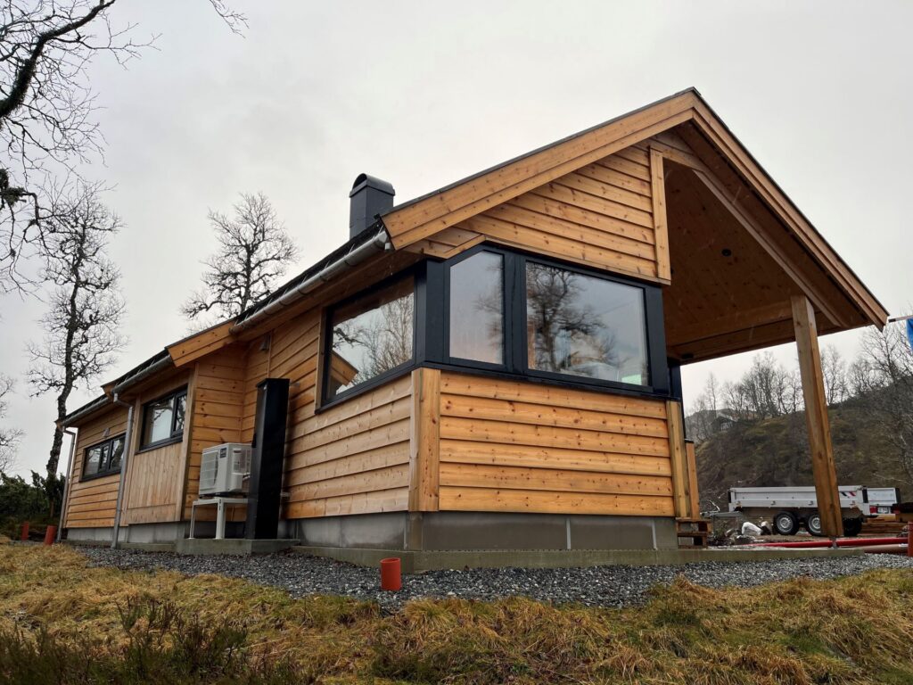 Enkelfals kledning i malmfuru fra Skjåk Trelast