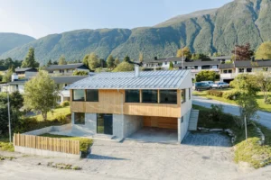 Enebolig med Fjukenkledning i malmfuru fra Skjåk