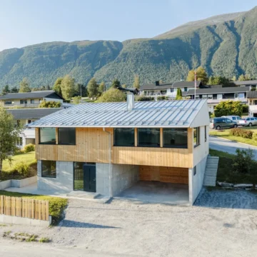 Enebolig med Fjukenkledning i malmfuru fra Skjåk