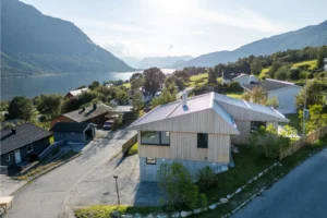 Enebolig med Fjukenkledning i malmfuru fra Skjåk