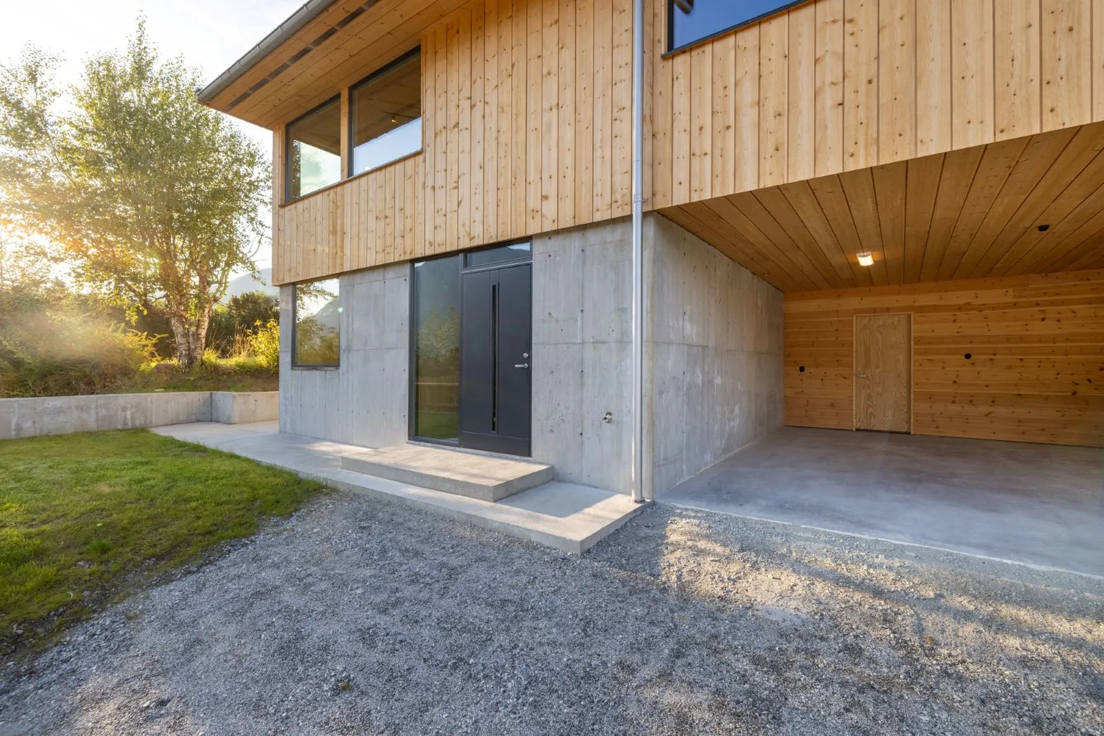 Enebolig med Fjukenkledning i malmfuru fra Skjåk