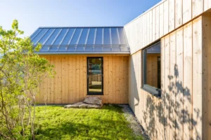 Enebolig med Fjukenkledning i malmfuru fra Skjåk