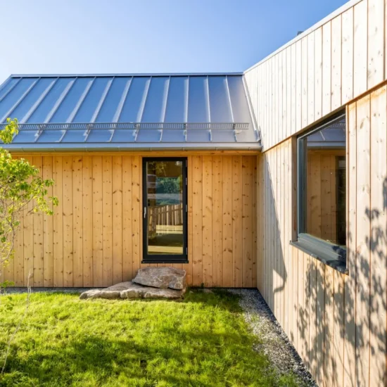 Enebolig med Fjukenkledning i malmfuru fra Skjåk